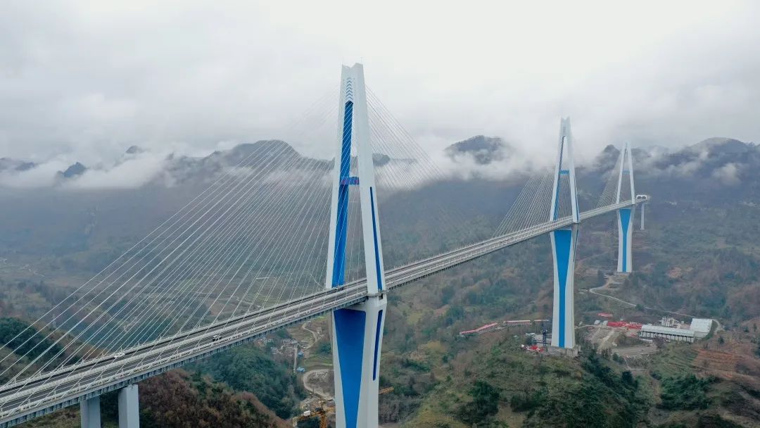青山峡谷间的"天空之桥"