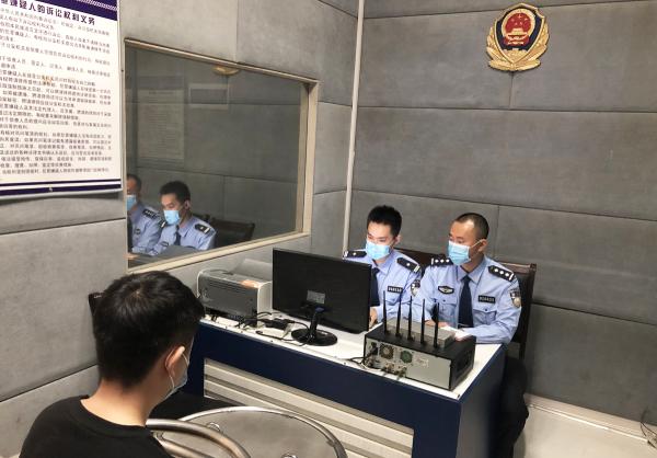 犯罪嫌疑人赵某雷 在接受哈尔滨市公安局道外分局民警审讯