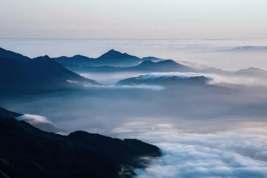 动静离合,萦漫叠涌. 渺茫其间,亦海亦空. 云海, 一铺万顷, 掩映