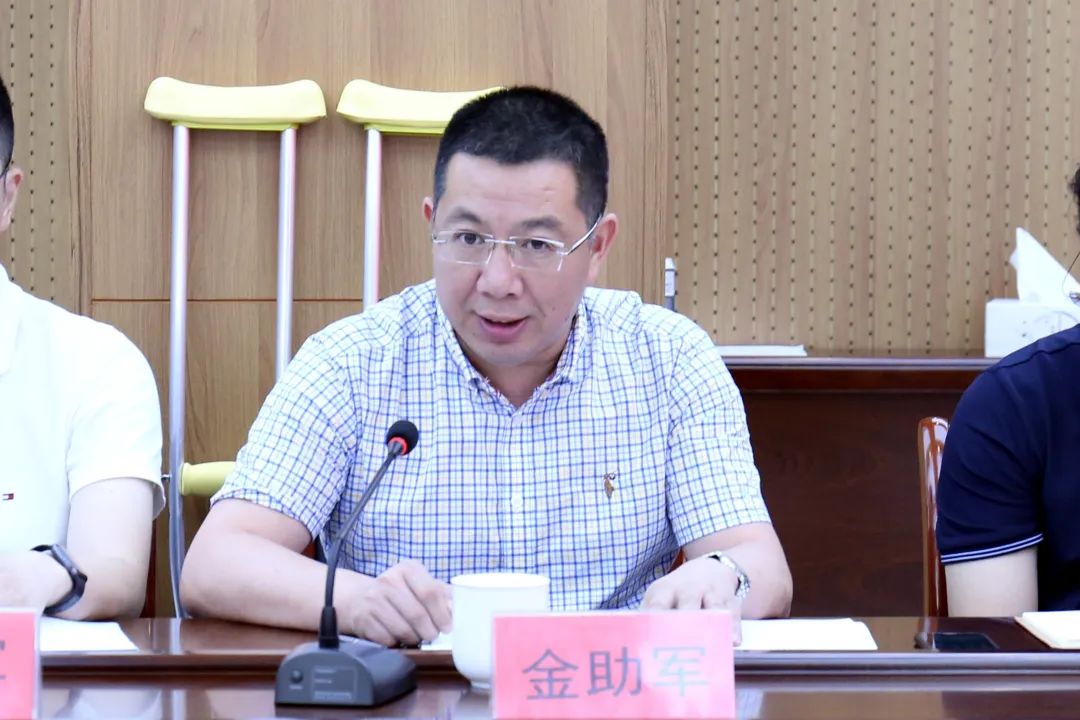 专职副主委郭修伟,民盟专职副主委金助军在会上作学习体会交流发言