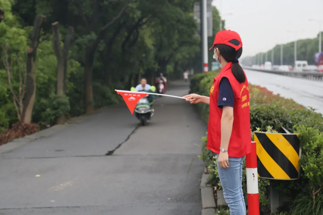 "天空飘过一句话:"安全出行 文明礼让"."