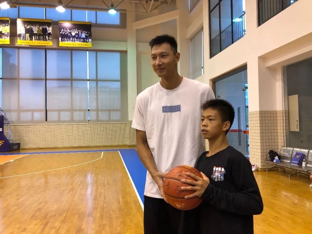 独臂篮球少年参观广东宏远与易建联合影还跟徐杰1v1