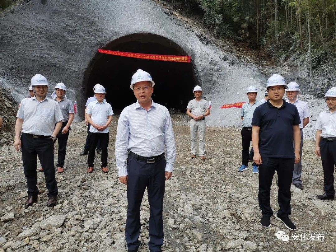 会前,刘勇会实地查看了东梅公路袁家冲隧道建设推进情况,并向现场的