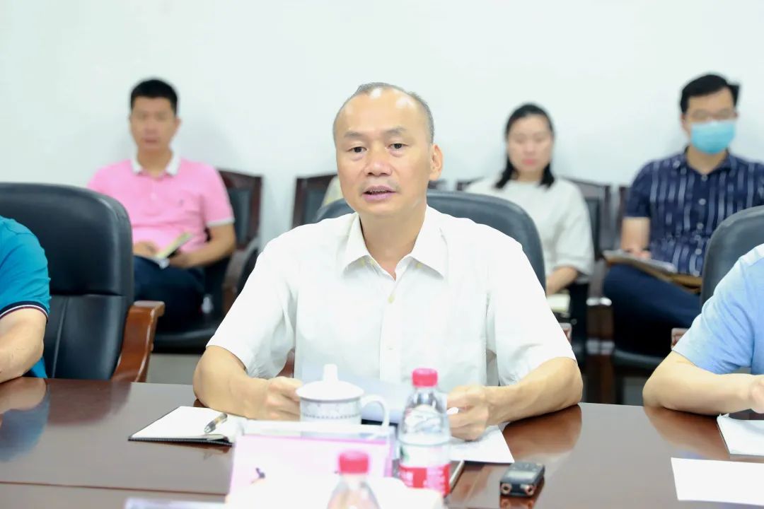 邓强在会上发言