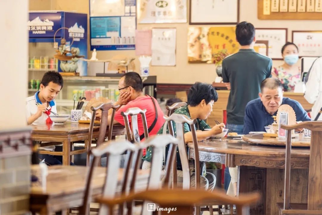 是苏州人骨子里精致的生活哲学赶着去面馆吃一碗头汤面踩着第一缕晨光