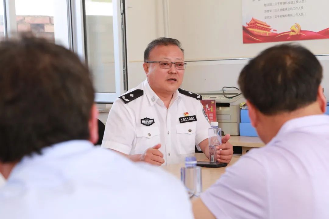 奠基仪式结束后,赤峰监狱监狱长宋力夫一行参加精准扶贫座谈会,实地