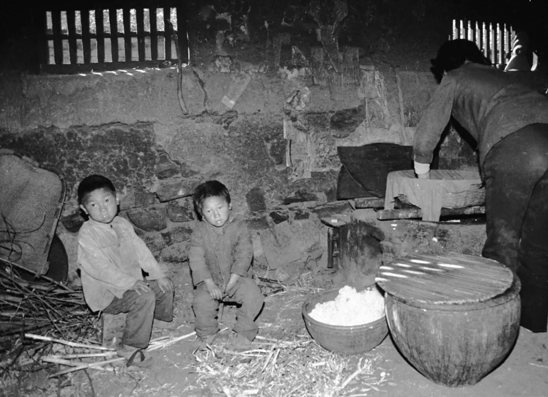 end 李百军 1955年出生于山东沂蒙山区农村家庭,从七十年代开始摄影