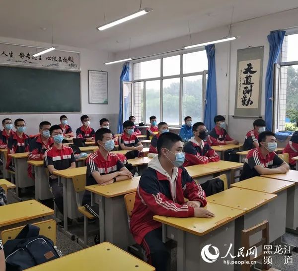 小班化教学错峰上下学丨香坊区高二年级学生返校上课