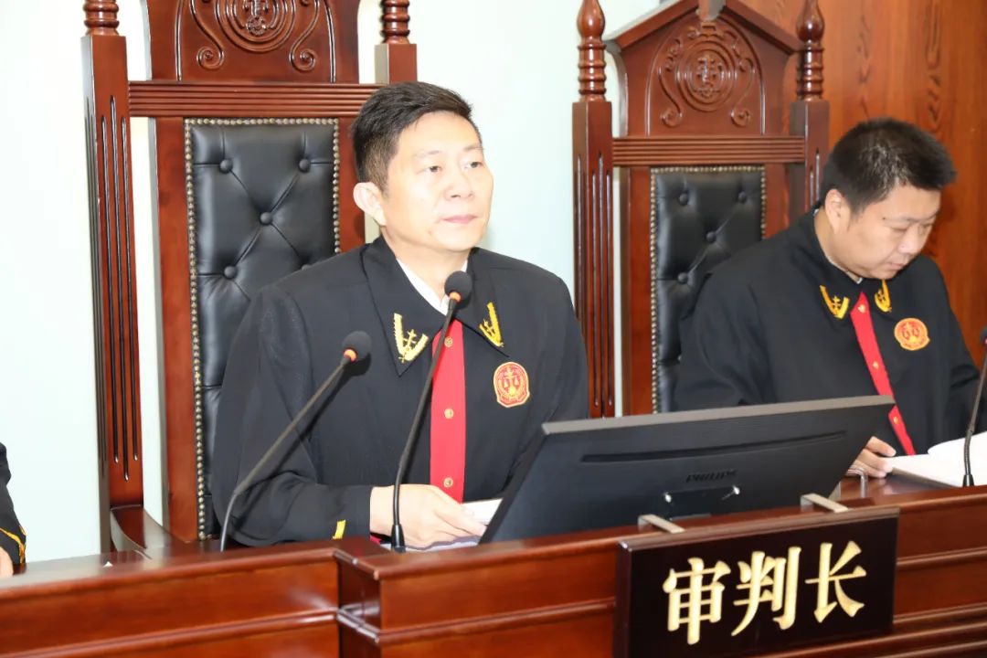 重庆二中法院张立院长担任审判长