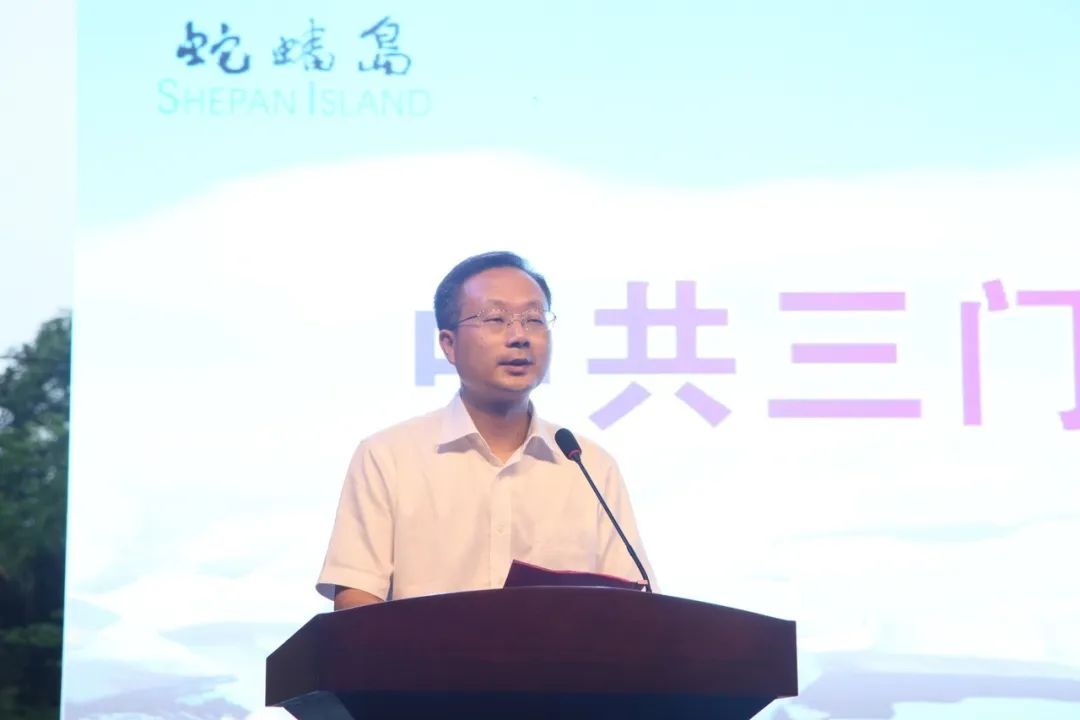 县委副书记,政法委书记陈晨向现场嘉宾推介三门疗休养线路.