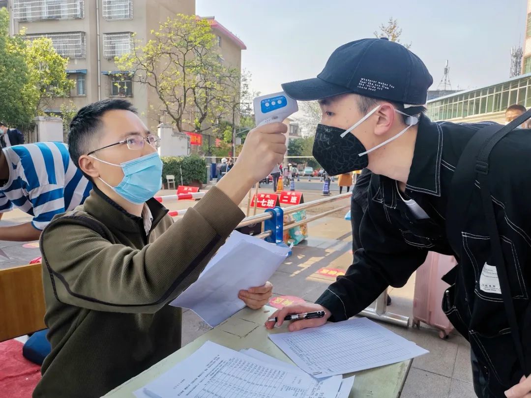 进行体温检测 边绍伟 摄三等奖《西昌市胜利东路小区防疫 蒋元顺