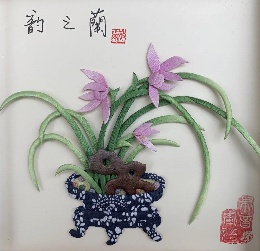 用制作叶片,花朵同样的方法,将花瓶制作完成.