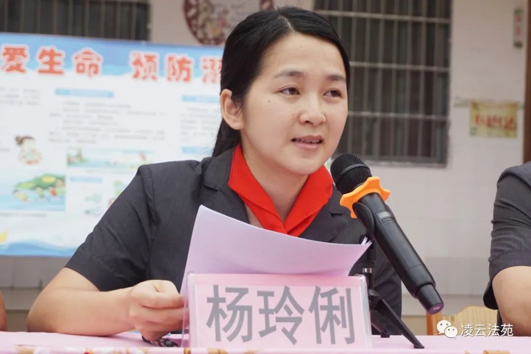 县法院法官助理杨玲俐授课最后,全体师生共同观看了以真实案例为基础