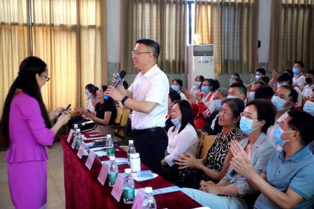 (大竹中学李孟然校长参与到互动中来,宣读寄语)