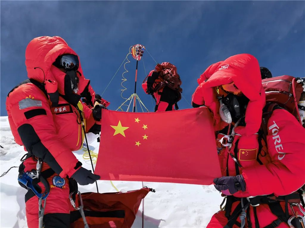 人民政协报:说到登顶珠峰,这个惯历风霜的陕西硬汉哽咽了