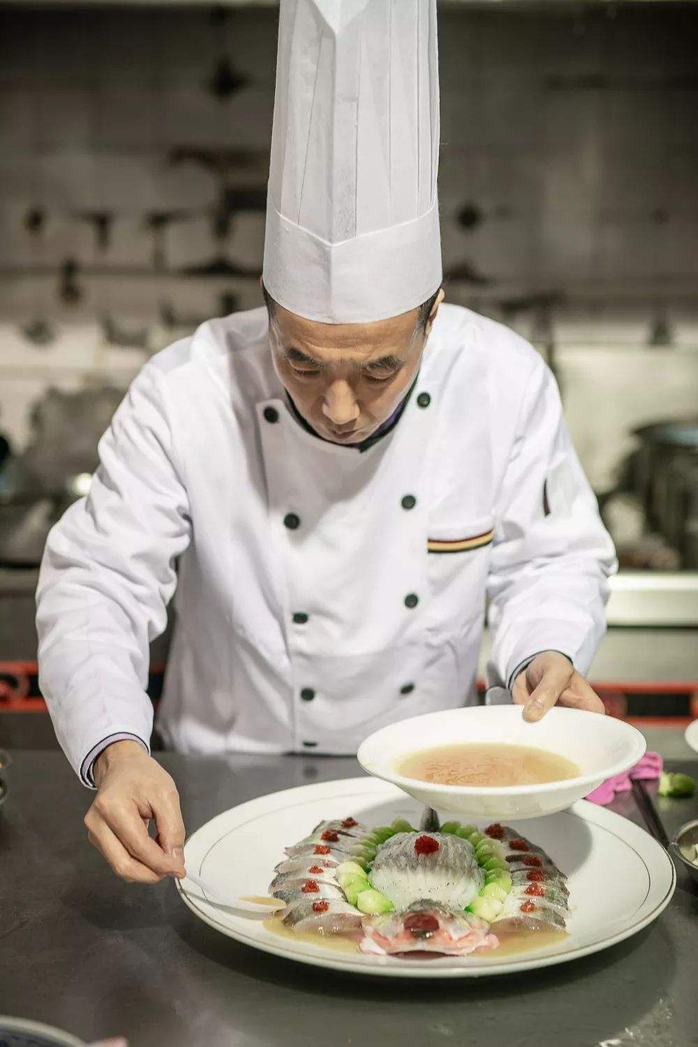 非遗美食传承人丁益民 正在制作"太湖船菜"