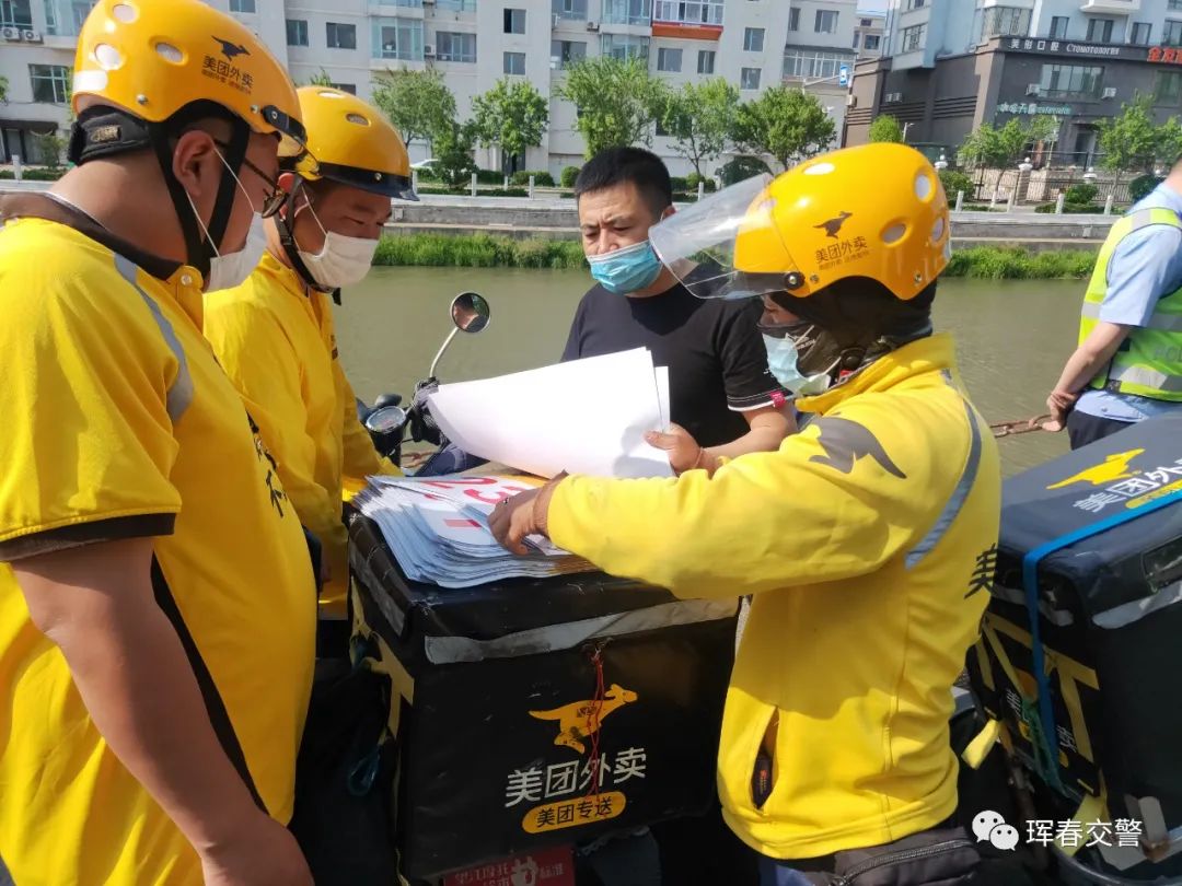 占用机动车道等交通违法现象日益增多,还有些骑手在车流中"见缝插针"