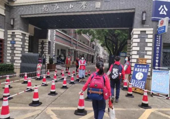 棕编 《复工复产》 // 浣江小学门口分道为学生检测体温 前期,诸暨市