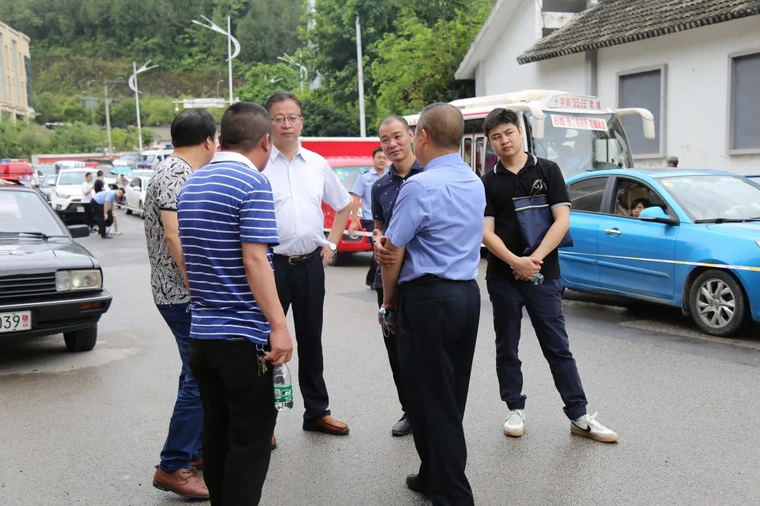 办 案 过 程 上午8时,天空下着绵绵细雨,执行各小组集合完毕,整装待发