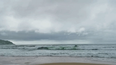 大角湾景区的海浪和平时差别不大,只是海水颜色灰暗.