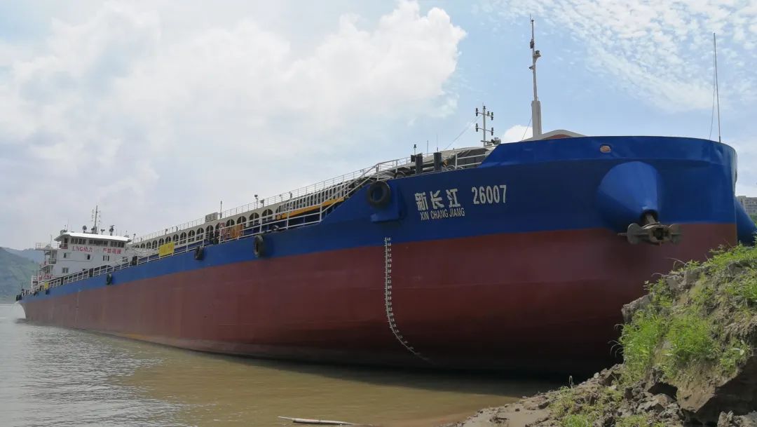 国内第一艘闵行企业设计油气电混合动力内河船舶试航成功