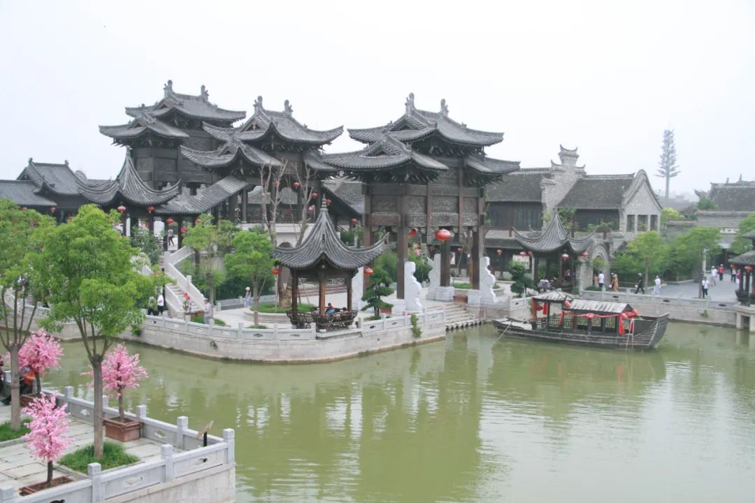 市文广旅局的精心组织下,我市40余名市民考察团成员来到启封故园,参加