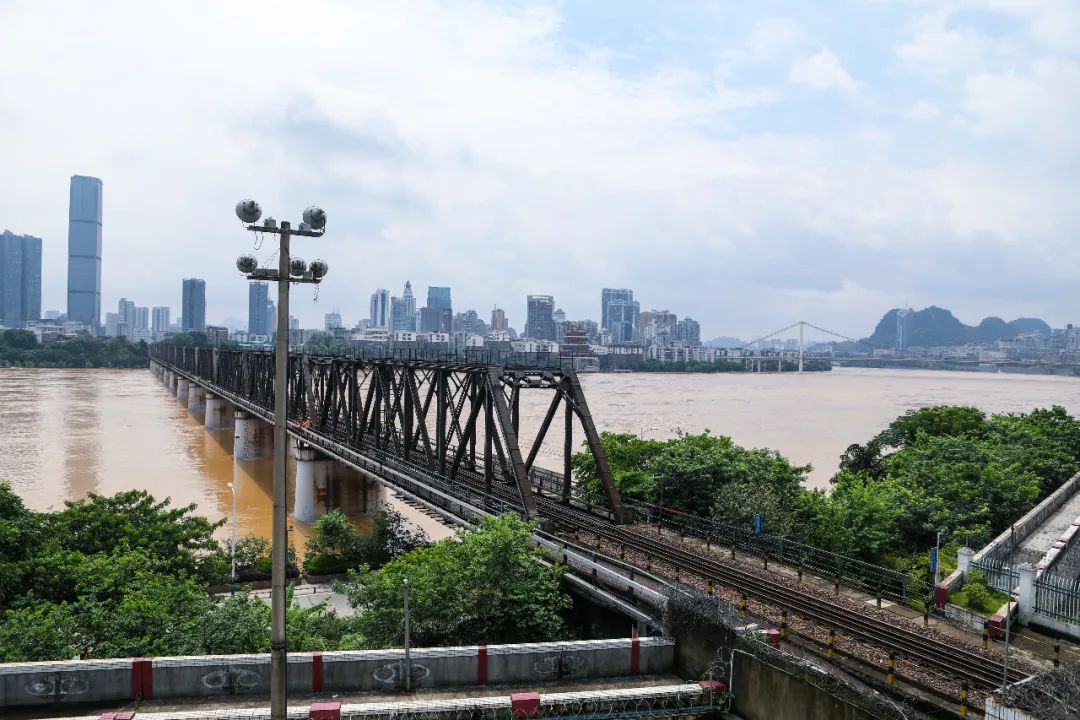 惊心动魄历经8次特大洪水广西这座80年的老铁桥是如何守住的