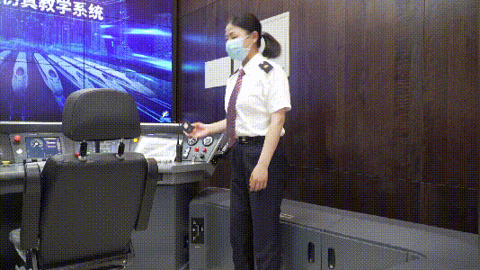 高铁女司机的拉杆箱里都有啥?