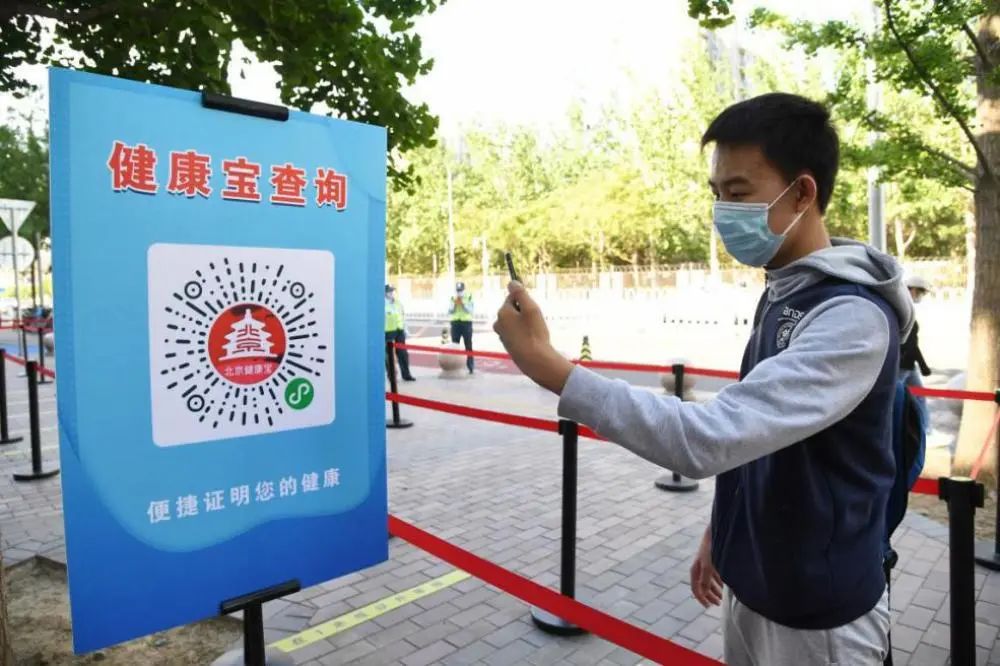 5月11日,在北京市海淀区的北京市十一学校龙樾实验中学,初三年级学生