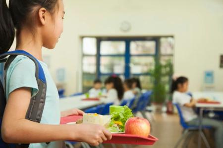 重视学龄期儿童和青少年的营养