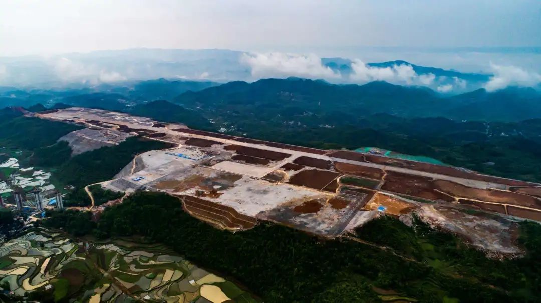 湘西机场位于国家深度贫困地区花垣县境内,这里群山环绕.