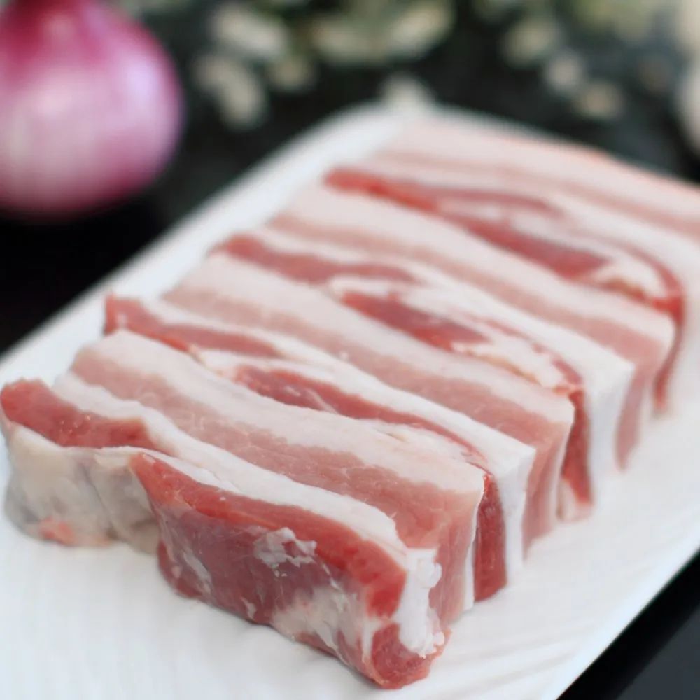 五花肉,又称三层肉,位于猪腹部和肋骨之间,这块肉肥瘦相见,而且分布
