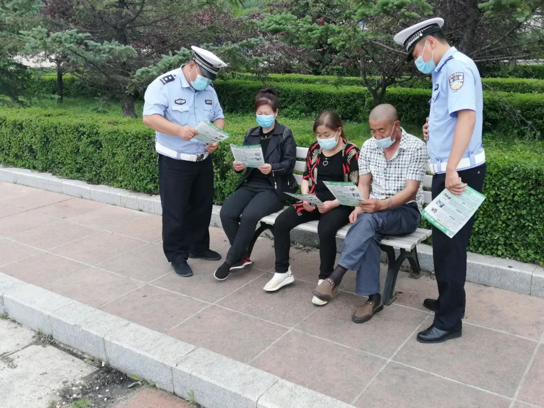 加强警保合作劝导站建设 原标题:《交警宣传进农村 交通安全"警"相随