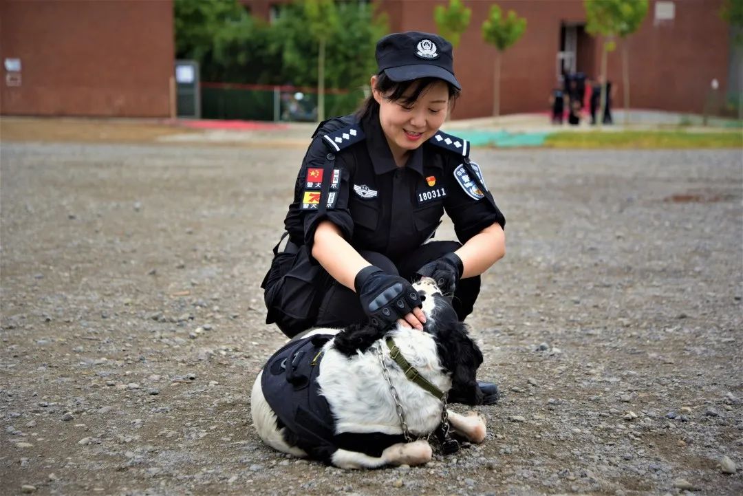 "一生有你",酒窝警花和暖萌警犬的悄悄话
