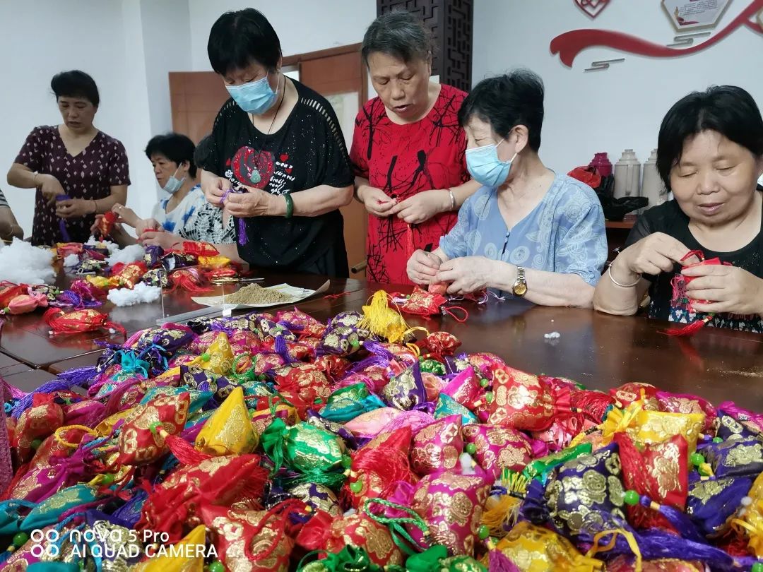 其中有一种习俗, 也是杭州老底子的传统文化, 就是戴香囊, 传说有