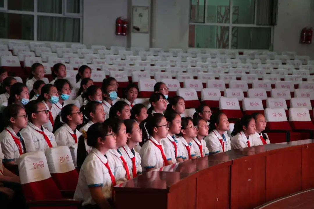 检察官分别为万佳小学五年级的130余名男生和100余名女生讲授了法治课