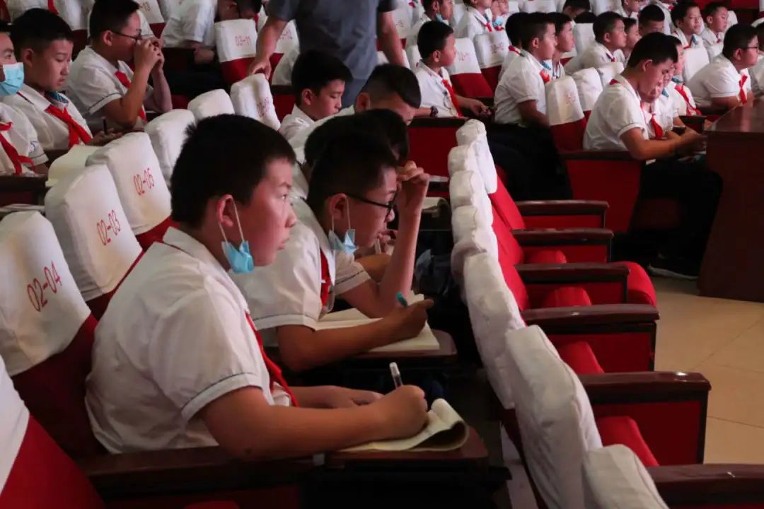 检察官分别为万佳小学五年级的130余名男生和100余名女生讲授了法治课