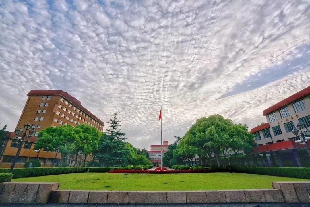 只需在"上海财经大学校友服务平台"微信服务号完成校友身份认证,即可