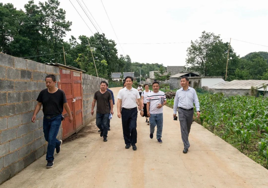 6月20日,市委副书记,市长张集智到纳雍县张家湾镇和骔岭镇督战脱贫