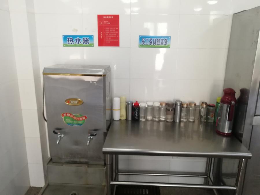 仓库各食品存储摆放有序,干净整洁