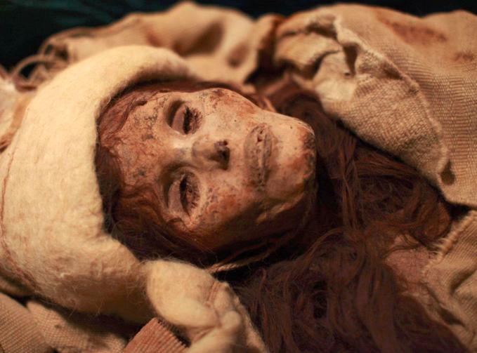 考古学家从一个用牛皮包裹的木棺中发现了一具4000多年前的女性木乃伊