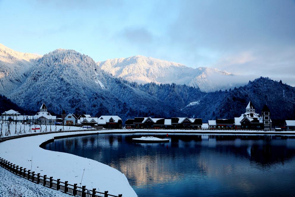 今日,"西岭雪山下的公园城市"——大邑,诚邀您做客"云端产业合作厅"