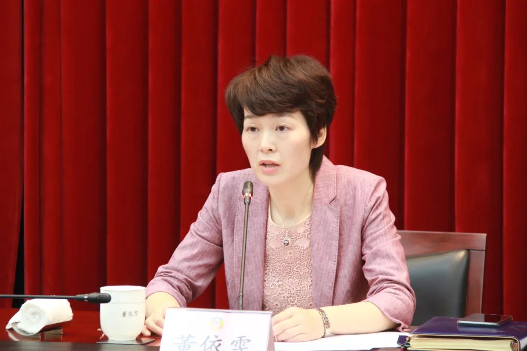 区委常委,区政府常务副区长董依雯通报浦东新区抗击新冠肺炎疫情情况.