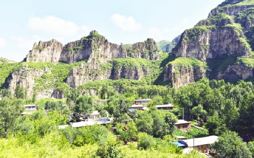 去天门山十里画廊风景区 看真山真水赏省级古村落