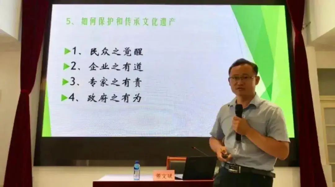 考古研究院的董文斌,王龙和来自山东省古建筑保护研究院的杨新寿讲述