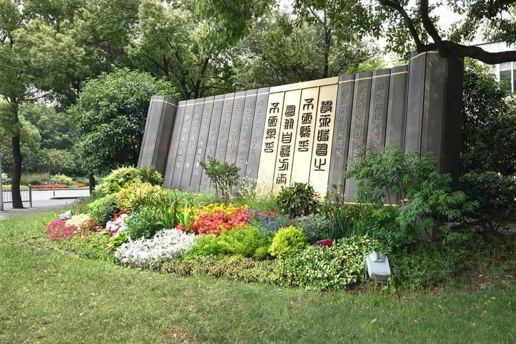 上海宝山                      近年来,区绿化建管中心以提升城市