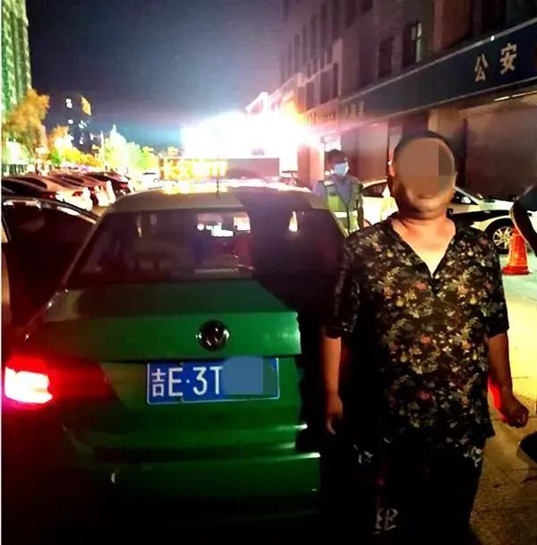 交警查获醉酒驾驶大客车,出租车司机