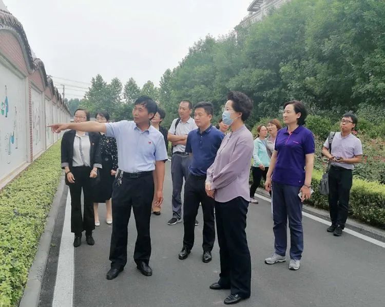 章丘区副区长黄洪占,区妇联主席张淑萍参加活动.