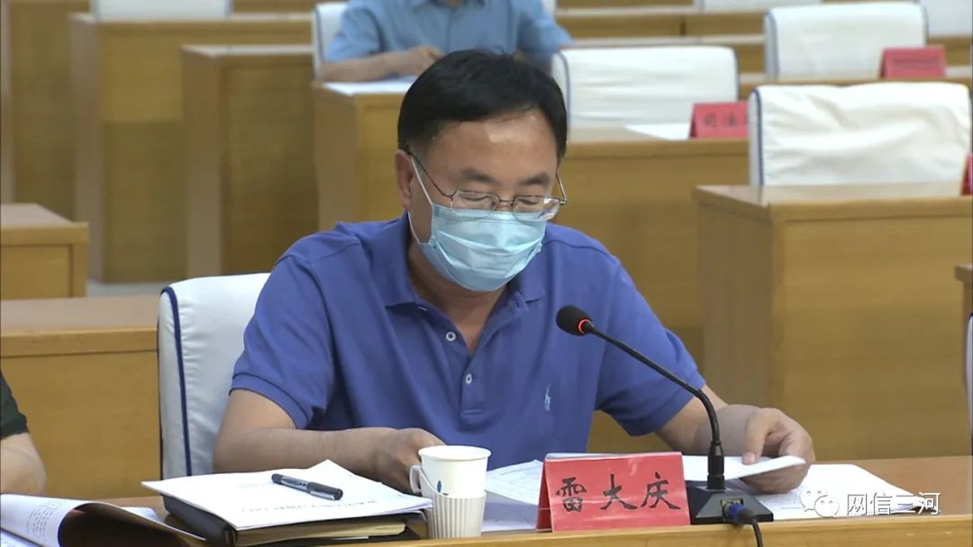 会上,副市长雷大庆就全面小康专题作了交流发言,市法院负责同志就民法
