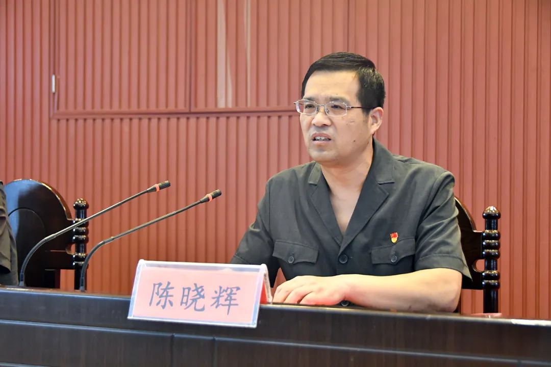 虞城县法院院长陈晓辉为全体干警上党课